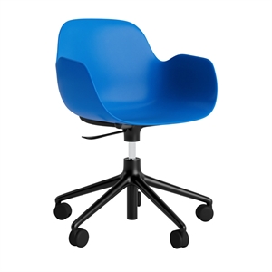 Normann Copenhagen - Form Armstol Swivel 5W med hjul - Sort/Blå 